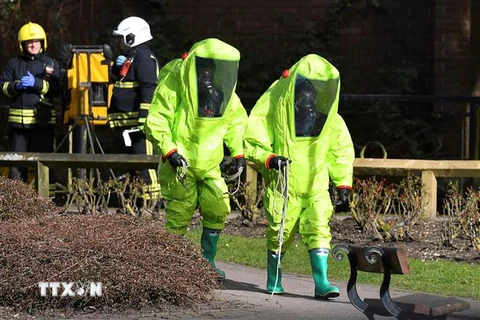 Nhân viên cơ quan dịch vụ khẩn cấp Anh điều tra tại hiện trường một vụ tấn công nghi sử dụng chất độc thần kinh ở Salisbury ngày 4/3/2018. (Nguồn: AFP/TTXVN) 