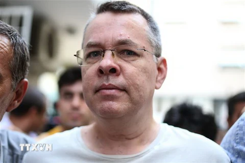Mục sư Andrew Craig Brunson bị cảnh sát áp giải về nhà riêng ở Izmir ngày 25/7. (Nguồn: AFP/TTXVN)