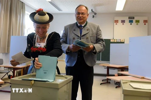 Cử tri bỏ phiếu tại một điểm bầu cử ở Neukirchen bang Bayern, Đức ngày 14/10/2018. (Nguồn: AFP/TTXVN) 