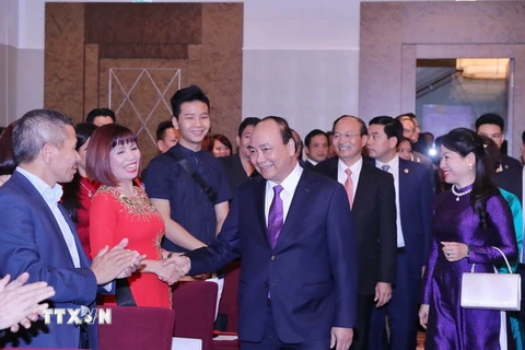 Thủ tướng Nguyễn Xuân Phúc với cán bộ, nhân viên Đại sứ quán Việt Nam và đại diện cộng đồng người Việt tại Áo và một số nước châu Âu. (Ảnh: Thống Nhất/TTXVN)