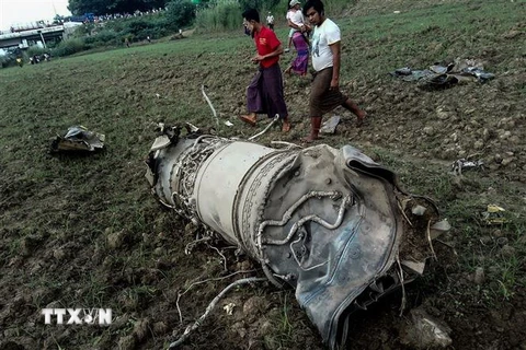 Hiện trường vụ rơi máy bay quân sự tại Magway, Myanmar ngày 16/10. (Nguồn: AFP/TTXVN)