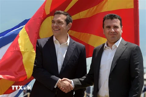 Ngoại trưởng Hy Lạp Nikos Kotzias và Ngoại trưởng Macedonia Nikola Dimitrov ngày 17/6 đã ký thỏa thuận lịch sử giữa hai nước về việc đổi tên Macedonia thành Cộng hòa Bắc Macedonia. (Nguồn: TTXVN) 