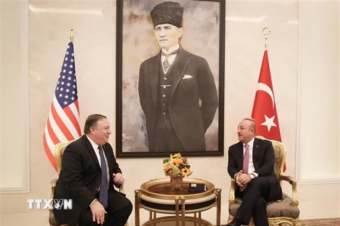 Ngoại trưởng Mỹ Mike Pompeo (trái) trong cuộc gặp người đồng cấp Thổ Nhĩ Kỳ Mevlut Cavusoglu tại Ankara ngày 17/10. (Nguồn: AFP/TTXVN) 