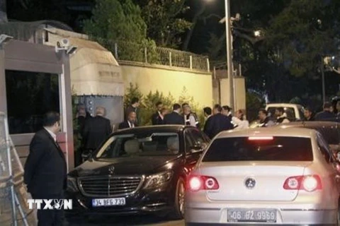 Các nhà điều tra Thổ Nhĩ Kỳ tới Lãnh sự quán Saudi Arabia tại Istanbul ngày 16/10. (Nguồn: AFP/TTXVN) 