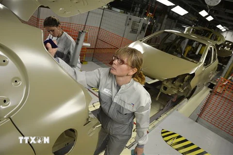 Nữ công nhân làm việc tại một nhà máy sản xuất ôtô. (Nguồn: AFP/TTXVN) 