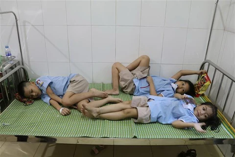 Học sinh được điều trị tại Trung tâm Y tế thành phố Ninh Bình. (Ảnh: Ninh Đức Phương/TTXVN) 