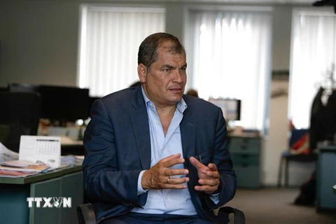 Cựu Tổng thống Ecuador Rafael Correa trả lời báo giới tại Brussels, Bỉ ngày 4/7. (Nguồn: AFP/TTXVN) 