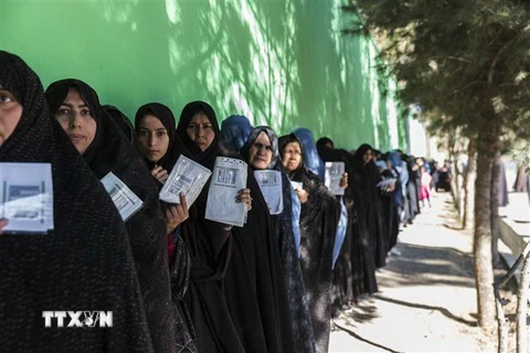 Cử tri xếp hàng chờ bỏ phiếu tại một điểm bầu cử ở Herat, Afghanistan ngày 20/10. (Nguồn: THX/TTXVN) 