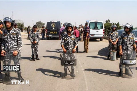 Cảnh sát Ai cập triển khai tại khu vực ngoại ô thủ đô Cairo. (Nguồn: AFP/TTXVN) 