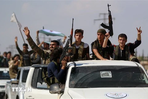 Các tay súng thuộc phe nổi dậy sau một buổi huấn luyện quân sự tại tỉnh Idlib, Syria ngày 11/9. (Nguồn: AFP/TTXVN) 