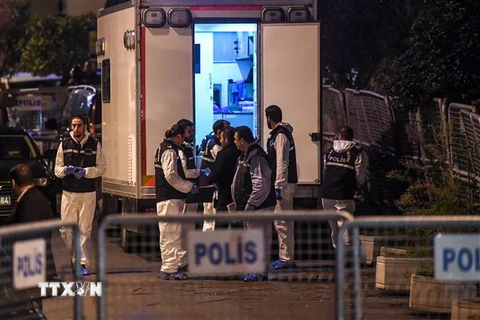 Nhân viên pháp y Thổ Nhĩ Kỳ thu thập chứng cứ điều tra tại lãnh sự quán Saudi Arabia ở thành phố Istanbul, nơi nhà báo Jamal Khashoggi bị sát hại, ngày 15/10. (Nguồn: AFP/TTXVN) 