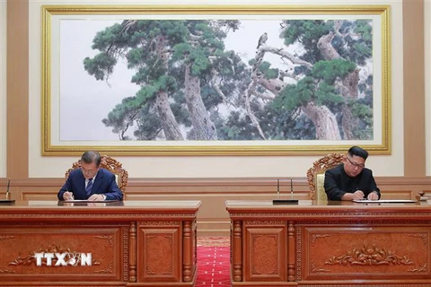 Tổng thống Hàn Quốc Moon Jae-in (trái) và Nhà lãnh đạo Triều Tiên Kim Jong-un tại lễ ký Thỏa thuận hòa bình trong cuộc gặp thượng đỉnh tại Bình Nhưỡng ngày 19/9. (Nguồn: AFP/TTXVN) 