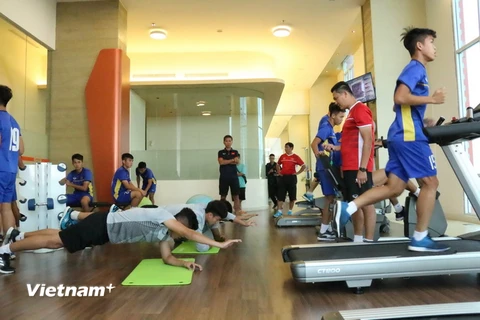 Huấn luyện viên Hoàng Anh Tuấn (áo đen) đang quan sát các học trò tập luyện. (Ảnh: Hải Ngọc/Vietnam+) 