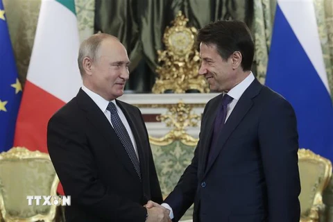Tổng thống Nga Vladimir Putin (trái) và Thủ tướng Italy Giuseppe Conte trong cuộc gặp tại Moskva ngày 24/10. (Nguồn: AFP/TTXVN) 