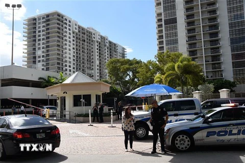 Cảnh sát gác tại tòa nhà nơi mẹ của nghi can Cesar Sayoc sống tại Biscayne Cove, Florida, Mỹ, ngày 26/10. (Nguồn: AFP/TTXVN) 