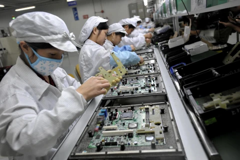 Bên trong nhà máy sản xuất điện thoại ở Thâm Quyến, Trung Quốc. (Nguồn: AFP/Getty Images)