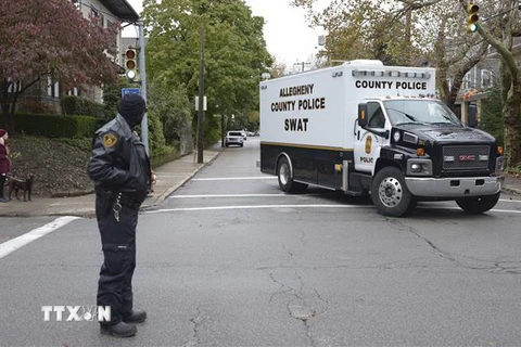 Cảnh sát điều tra tại hiện trường vụ nổ súng ở Pittsburgh. (Nguồn: AFP/TTXVN) 