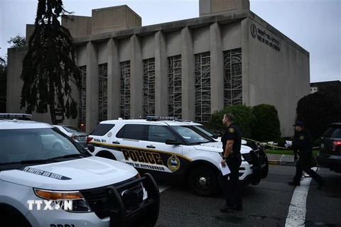 Cảnh sát điều tra tại giáo đường Do Thái Tree of Life ở Pittsburgh, Mỹ ngày 28/10. (Nguồn: AFP/TTXVN) 