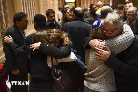 Người dân an ủi nhau tại lễ cầu nguyện cho các nạn nhân vụ xả súng nhằm vào giáo đường Tree of Life ở thành phố Pittsburgh, Pennsylvania, Mỹ ngày 28/10. (Nguồn: AFP/TTXVN) 