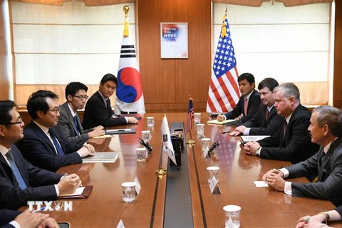Đại diện của Hàn Quốc phụ trách các vấn đề hòa bình và an ninh trên Bán đảo Triều Tiên Lee Do-hoon (thứ 2, trái) trong cuộc gặp Đại diện đặc biệt của Mỹ về Triều Tiên Stephen Biegun (thứ 2, phải) ở Seoul (Hàn Quốc) ngày 11/9. (Nguồn: AFP/TTXVN) 