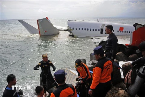 Lực lượng cứu hộ làm nhiệm vụ tại hiện trường một vụ rơi máy bay Boeing 737 của Hãng hàng không Lion Air ở gần Denpasar, Indonesia ngày 14/5/2013. (Nguồn: AFP/TTXVN) 