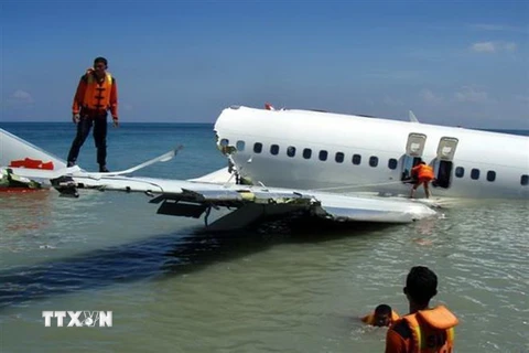 Lực lượng cứu hộ làm nhiệm vụ tại hiện trường một vụ tai nạn máy bay Boeing 737 của Hãng hàng không Lion Air ở Denpasar, Indonesia. (Nguồn: AFP/TTXVN) 