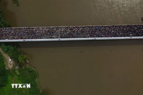 Người di cư trên cây cầu quốc tế nối Mexico và Guatemala ở bang Pijijiapan Chiapas (Mexico) trong hành trình tới Mỹ, ngày 19/10. (Nguồn: AFP/TTXVN) 