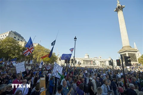 Tuần hành ở thủ đô London, Anh ngày 20/10, kêu gọi Chính phủ cho phép công dân nước này có tiếng nói cuối cùng về Brexit. (Nguồn: AFP/TTXVN) 