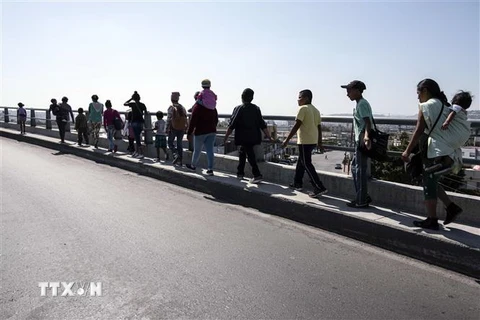 Người di cư Trung Mỹ tại Tijuana, bang Baja California, Mexico, chờ xin tị nạn ở Mỹ ngày 28/4. (Nguồn: AFP/TTXVN) 