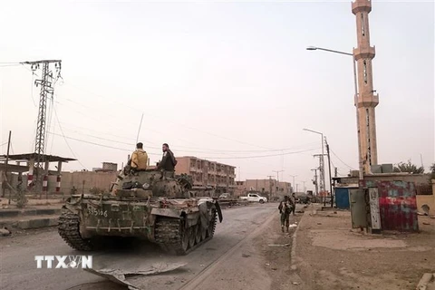 Các lực lượng ủng hộ Chính phủ Syria tuần tra tại thị trấn Albu Kamal, giáp giới với Iraq. (Nguồn: AFP/TTXVN) 