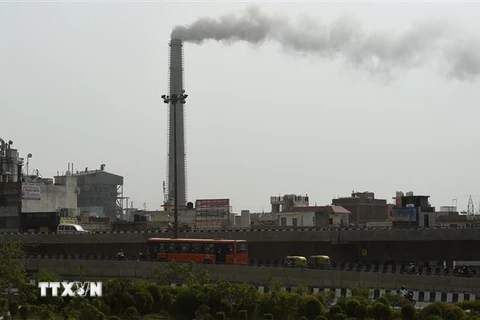 Khói ô nhiễm bốc lên từ nhà máy nhiệt điện Badarpur, thủ đô New Delhi, Ấn Độ. (Nguồn: AFP/TTXVN) 