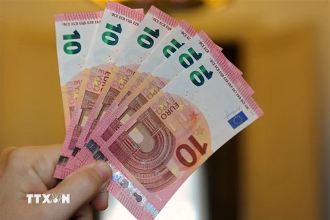 Đồng tiền giấy mệnh giá 10 euro tại một ngân hàng ở Paris, Pháp. (Nguồn: AFP/TTXVN) 