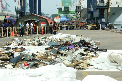 Các vật thể được tập hợp trên bờ biển tại cảng Tanjung Priok. (Ảnh: Hải Ngọc/Vietnam+) 