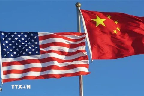 Quốc kỳ Mỹ (trái) và quốc kỳ Trung Quốc. (Nguồn: AFP/TTXVN) 