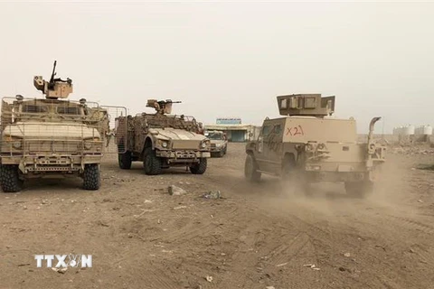 Các lực lượng Chính phủ Yemen do liên quân Arab hậu thuẫn tham gia chiến dịch truy quét phiến quân Houthi ở thành phố cảng Hodeida. (Nguồn: AFP/TTXVN) 