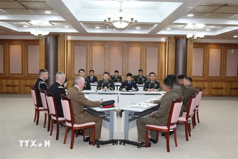 Phái đoàn Hàn Quốc, Triều Tiên và Bộ tư lệnh LHQ tại cuộc hội đàm ba bên về việc giải trừ vũ khí và rút binh sỹ khỏi khu vực JSA, ở làng đình chiến Panmunjom ngày 22/10. (Nguồn: THX/TTXVN) 