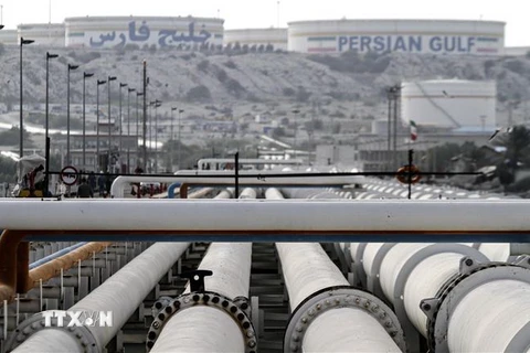 Nhà máy lọc dầu của Iran trên đảo Khark, ngoài khơi vùng Vịnh. (Nguồn: AFP/TTXVN) 