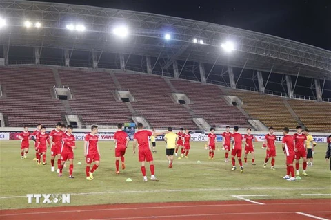 Đội tuyển Việt Nam có buổi tập tại Sân vận động Quốc gia Lào. (Ảnh: Phạm Kiên/TTXVN) 
