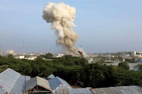 Khói bốc lên sau một vụ nổ ở Somalia. (Nguồn: Reuters) 