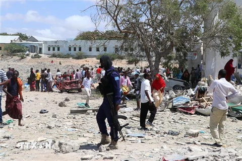 Binh sỹ Somalia gác tại hiện trường vụ nổ bom ở Mogadishu. (Nguồn: AFP/TTXVN) 