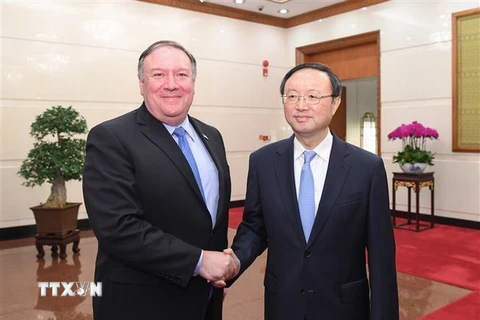 Ủy viên Bộ Chính trị Đảng Cộng sản Trung Quốc Dương Khiết Trì (phải) và Ngoại trưởng Mỹ Mike Pompeo trong cuộc gặp tại thủ đô Bắc Kinh, Trung Quốc ngày 8/10/2018. (Nguồn: THX/TTXVN) 