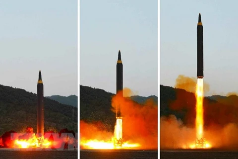 Triều Tiên phóng thử tên lửa đạn đạo tầm trung đất đối đất Hwasong-12 ngày 15/5/2017. (Ảnh: Yonhap/TTXVN) 
