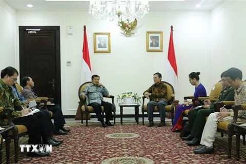 Phó Tổng thống Indonesia Jusuf Kalla (trái) tiếp Đại sứ Phạm Vinh Quang và cán bộ Đại sứ quán Việt Nam. (Ảnh: Hải Ngọc/TTXVN) 