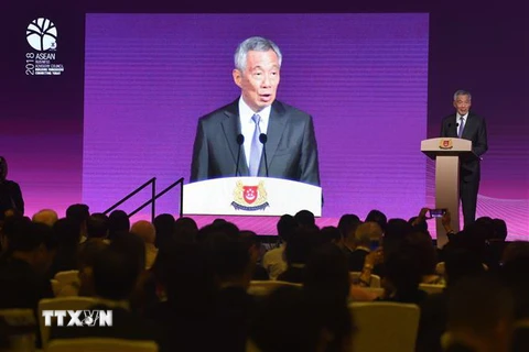 Thủ tướng Singapore Lý Hiển Long phát biểu tại diễn đàn doanh nghiệp trước thềm Hội nghị thượng đỉnh ASEAN tại Singapore ngày 12/11. (Nguồn: AFP/TTXVN) 