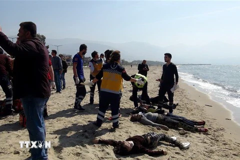 Thi thể người di cư trôi dạt vào bờ biển quận Kusadasi ở tỉnh Izmir, Thổ Nhĩ Kỳ tháng 3/2017. (Nguồn: AFP/TTXVN) 