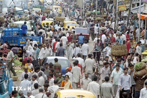 Cảnh đông đúc trên một tuyến phố ở Calcutta, Ấn Độ. (Nguồn: AFP/TTXVN) 