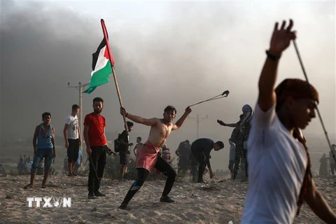 Người biểu tình Palestine xung đột với binh sỹ Israel tại khu vực biên giới phía Bắc Dải Gaza ngày 22/10. (Nguồn: THX/TTXVN) 