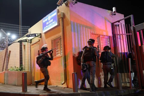 Cảnh sát có mặt tại hiện trường vụ tấn công. (Nguồn: israelnationalnews.com) 