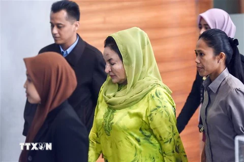 Bà Rosmah Mansor (giữa), phu nhân cựu Thủ tướng Malaysia Najib Razak, tới trụ sở Ủy ban chống tham nhũng tại Putrajaya ngày 3/10/2018. (Nguồn: THX/TTXVN) 