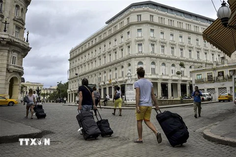 Khách du lịch tới thủ đô La Habana, Cuba. (Nguồn: AFP/TTXVN) 